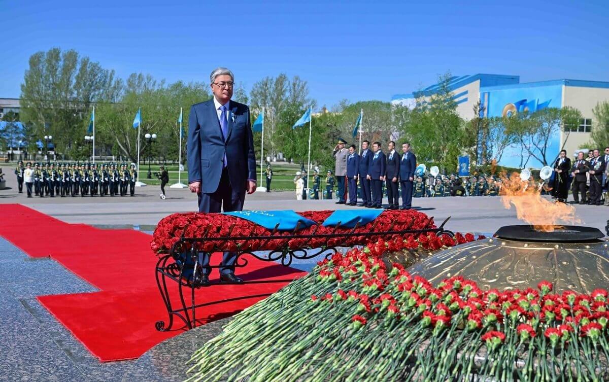 Токаев возложил цветы к вечному огню в Астане