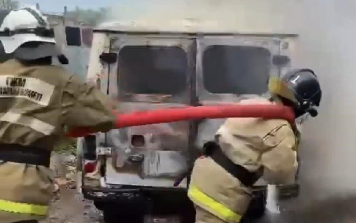 Спасатели ЗКО потушили горящий автомобиль