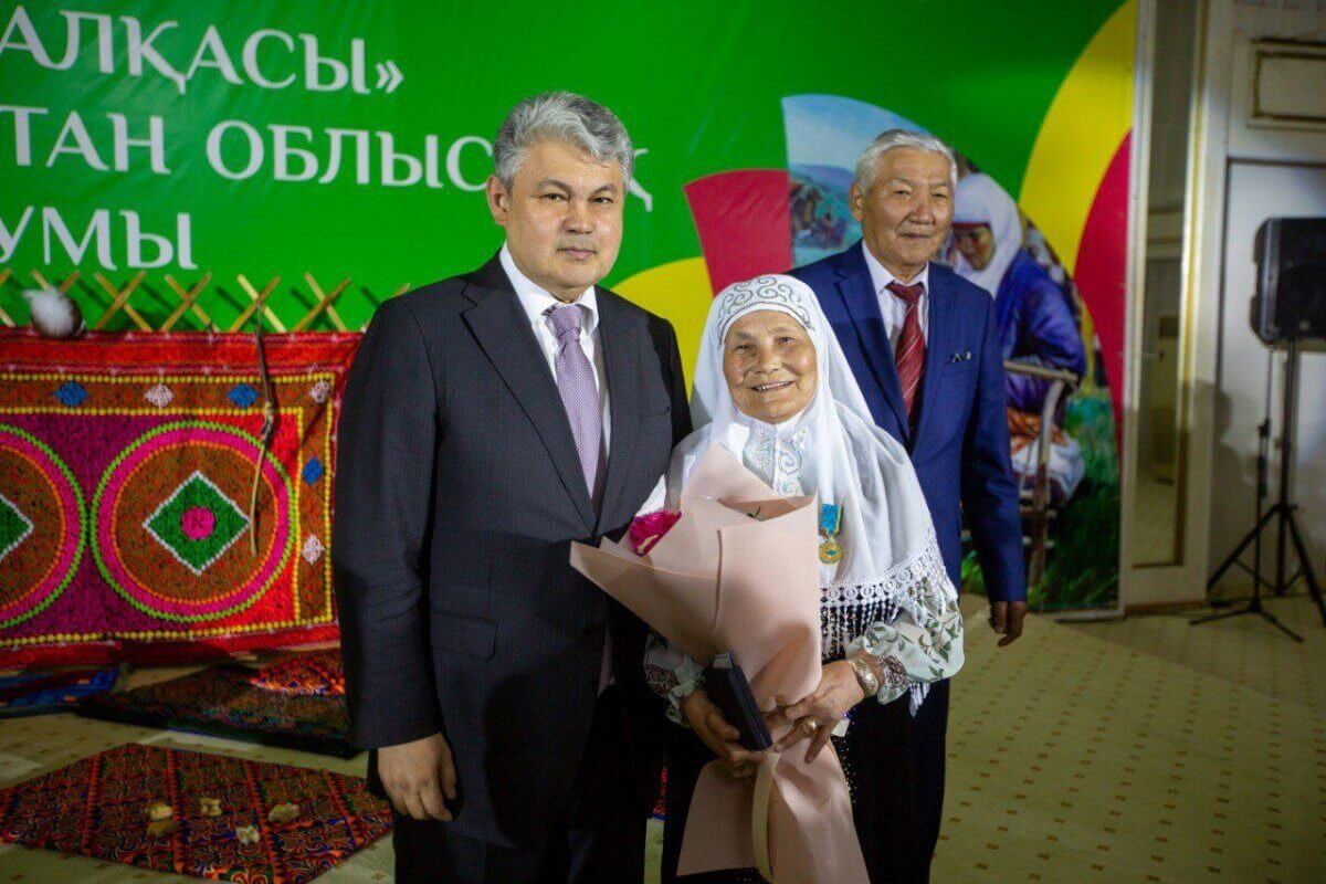 Дань уважения и признания – аким ВКО предложил возвести памятник «Әжеге»