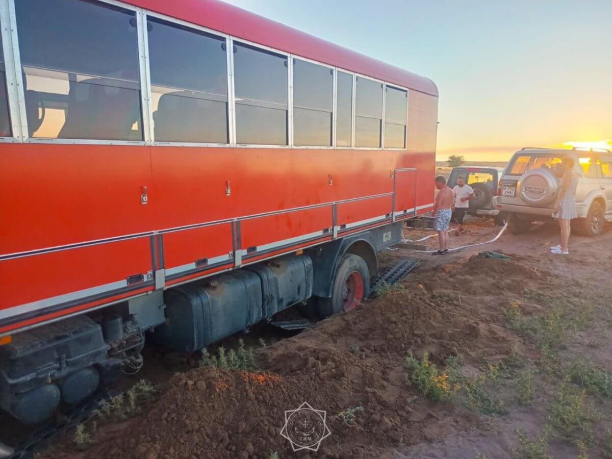 Автобус с туристами из Великобритании застрял в горах в Алматинской области