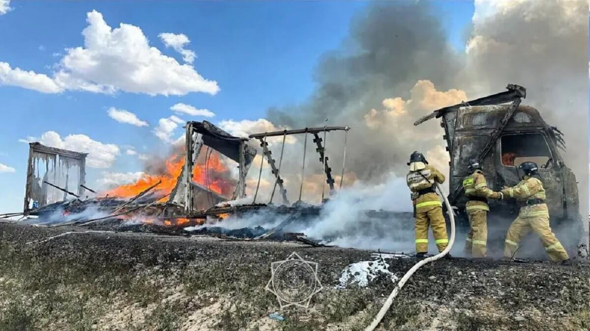Грузовик с продуктами сгорел на трассе в Актюбинской области
