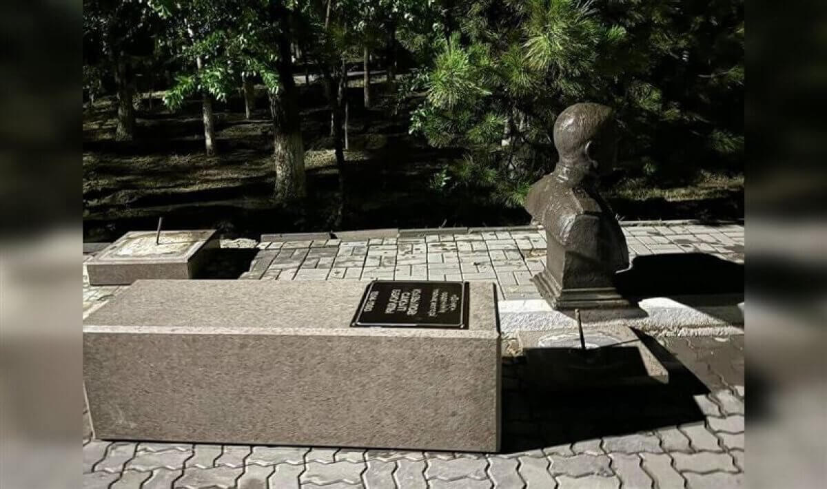 ЧП в Атырау: девочку насмерть придавило памятником в парке