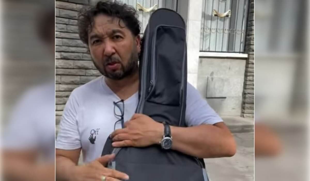Ерлану Кокееву вернули гитару, украденную с багажной ленты