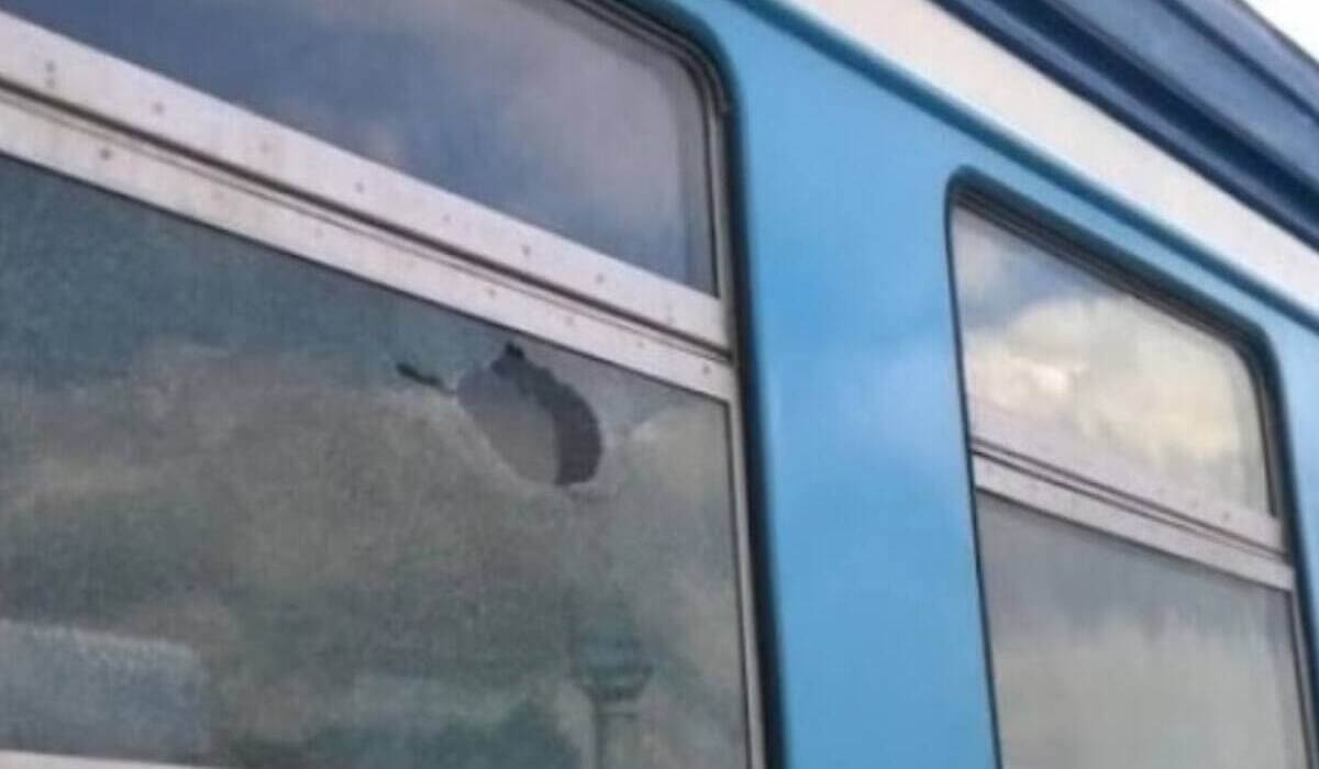 Подросток разбил стекло поезда в Жамбылской области и попал под суд