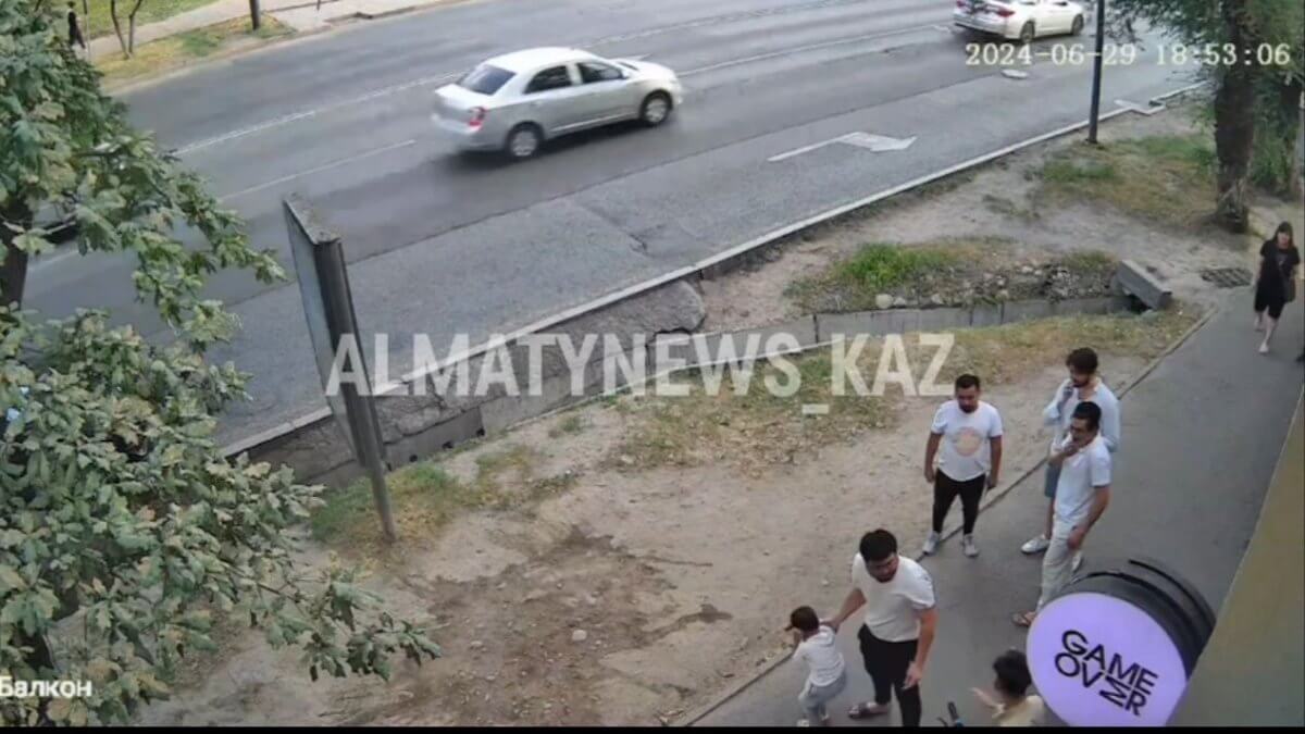 Парень сбил ребенка на самокате в Алматы