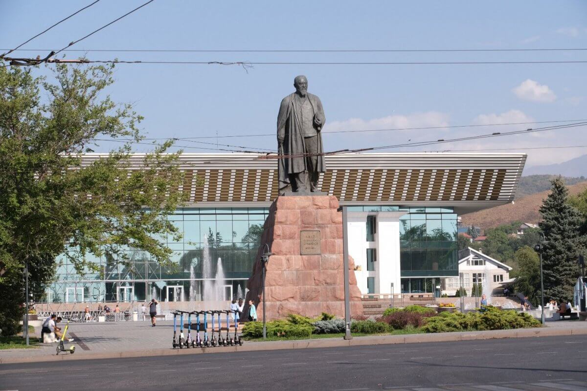 Сколько казахстанцев носят имя Абай