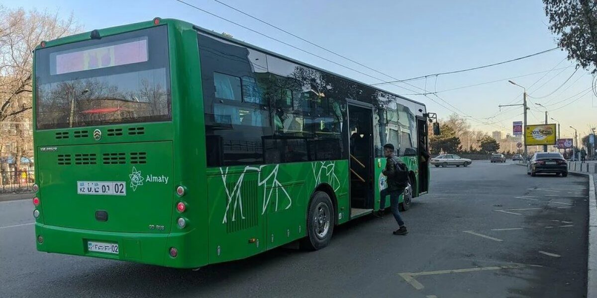 Водитель автобуса кидался бутылкой в алматинца