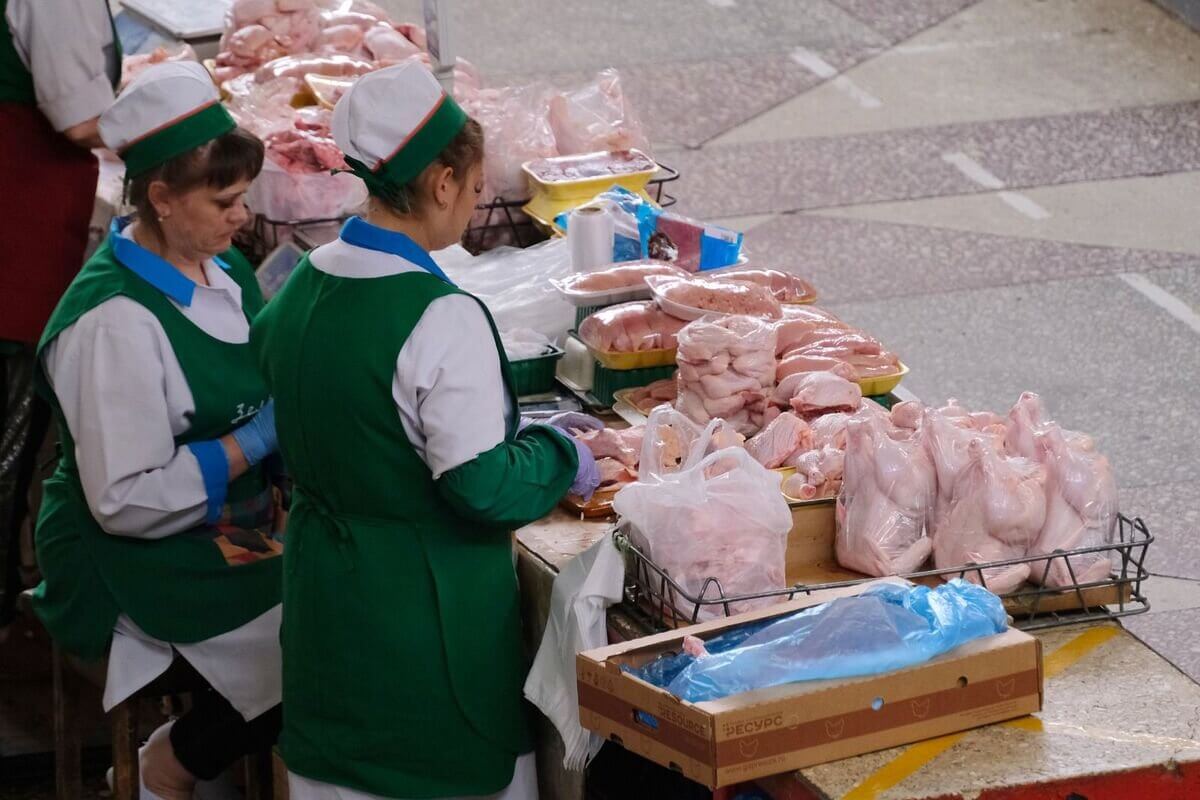 Где можно купить куриное мясо по фиксированным ценам в Алматы?