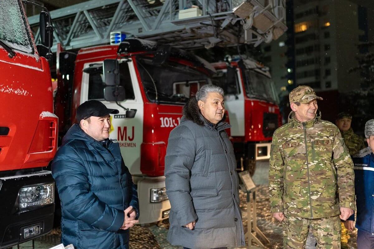 В новогоднюю ночь поздравили врачей скорой помощи, полицейских, сотрудников ЧС и теплоэнергетиков в ВКО