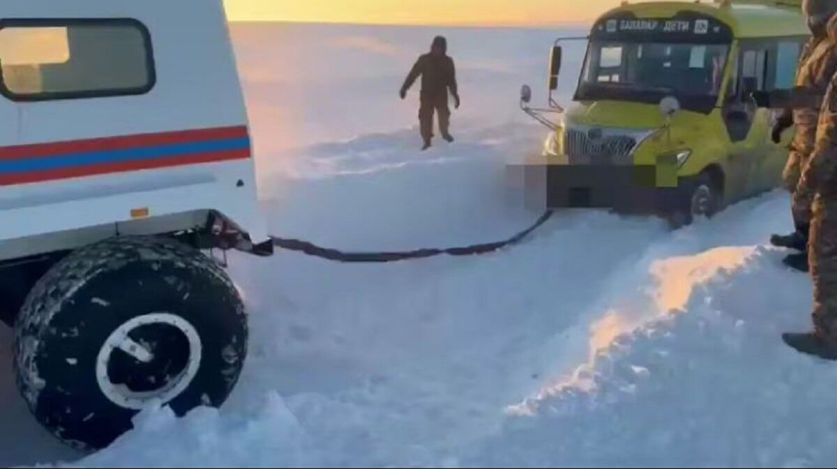 Школьные автобусы с детьми застряли на заснеженной трассе в Костанайской области