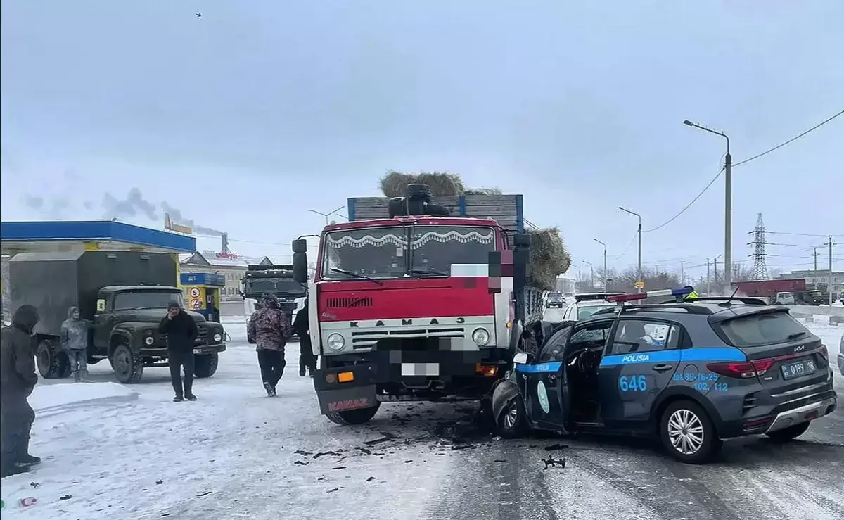 Полицейский автомобиль столкнулся с КамАЗом в Семее