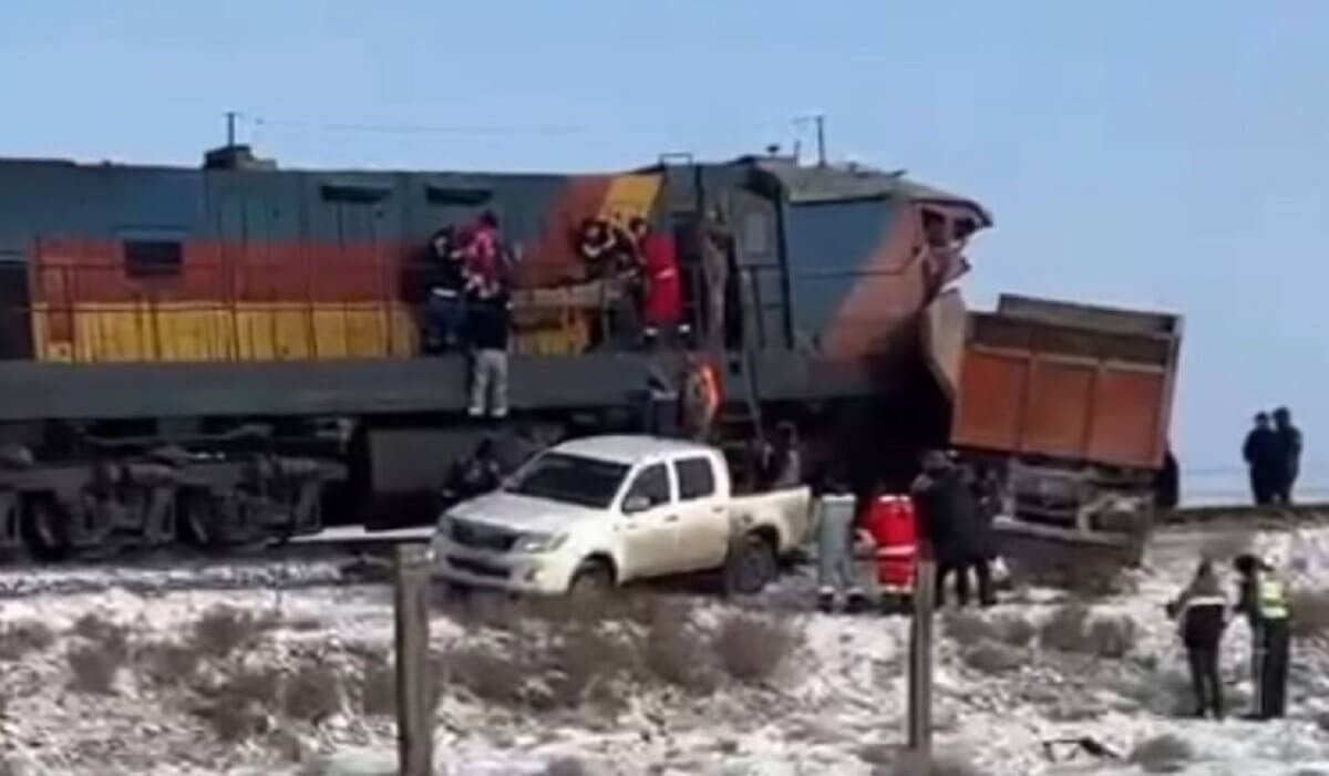 Поезд столкнулся с «КамАЗом» в Атырауской области