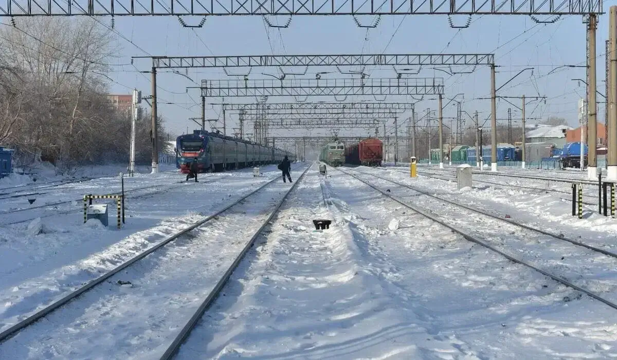 Мужчина попал под рельсы поезда и лишился ног в Мангистауской области