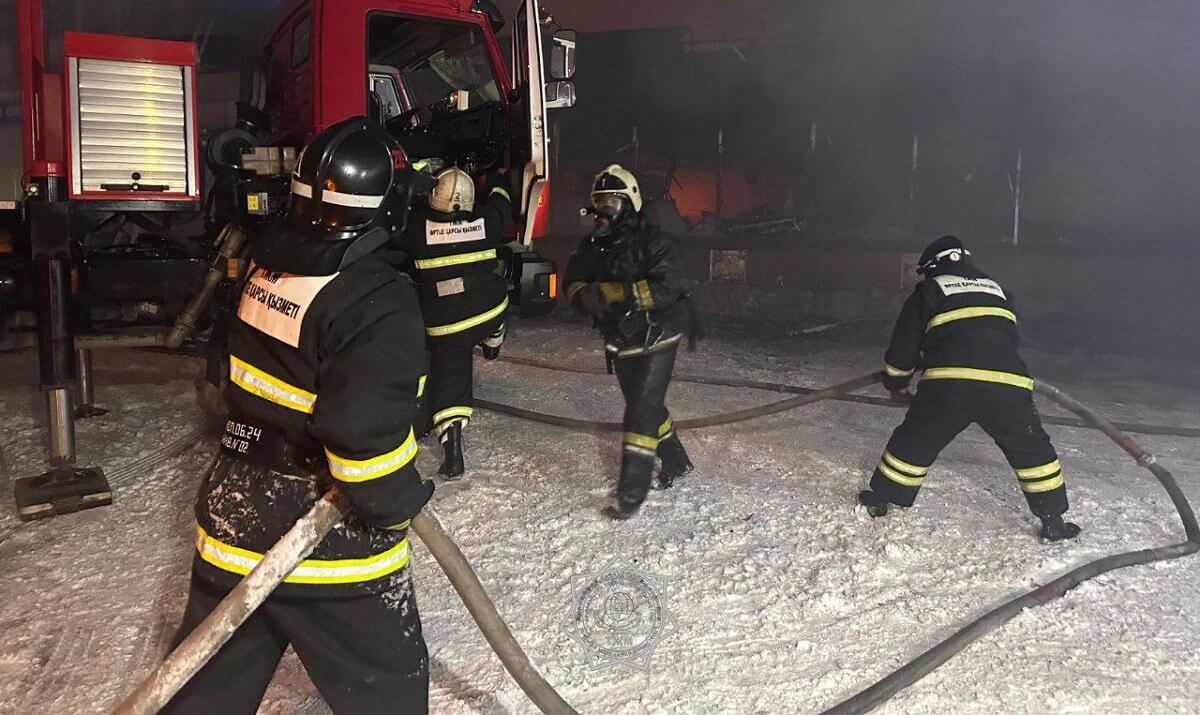 Пожар произошел в трехэтажном здании в Астане