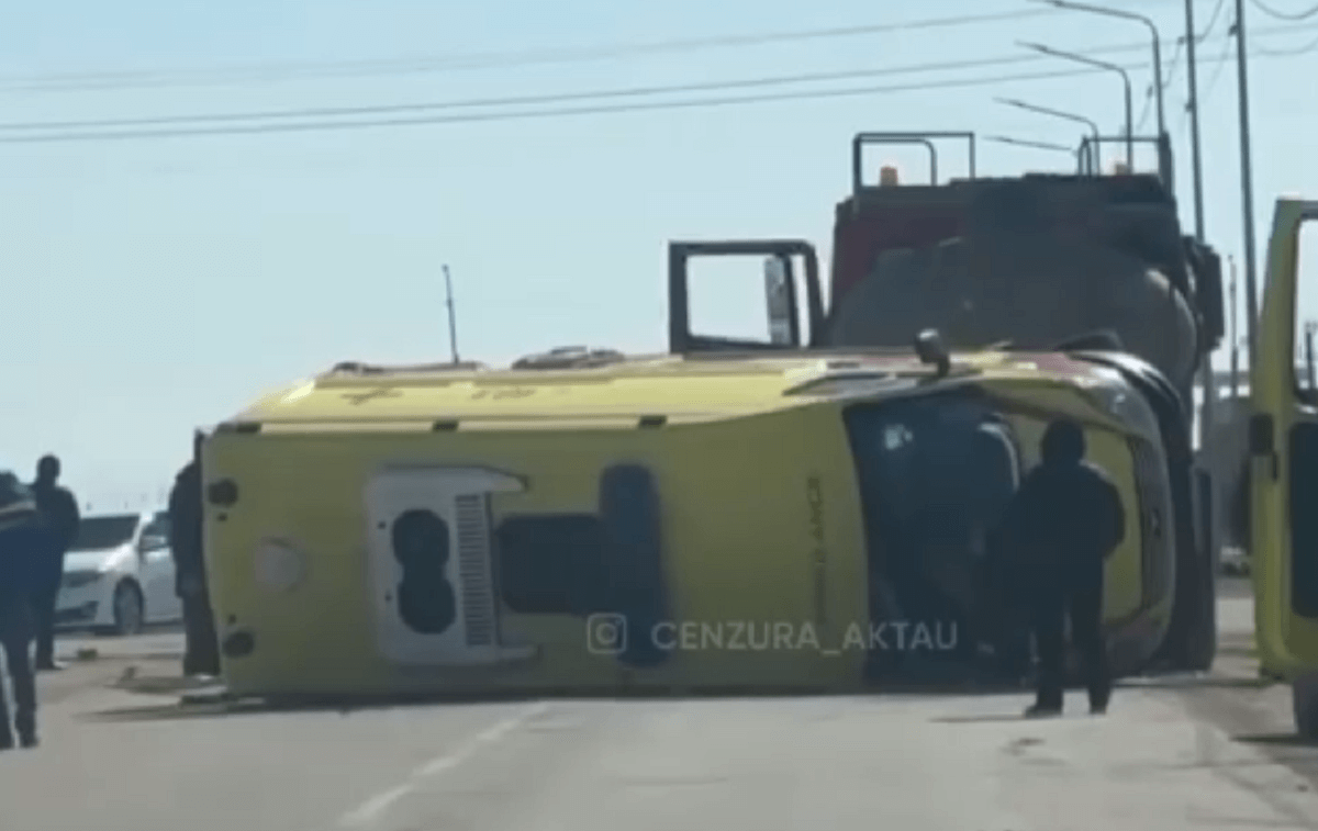 Автомобиль скорой помощи перевернулся в результате ДТП в Мангистау