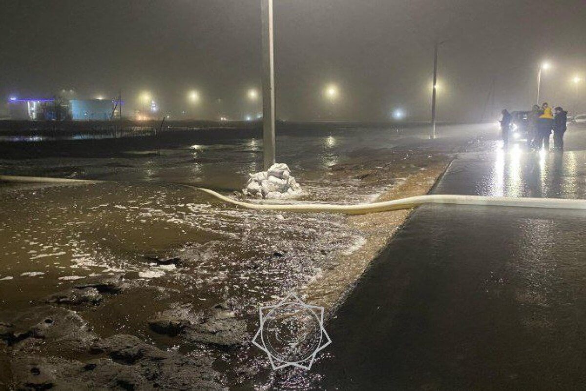 Талые воды затопили дорогу в Уральске