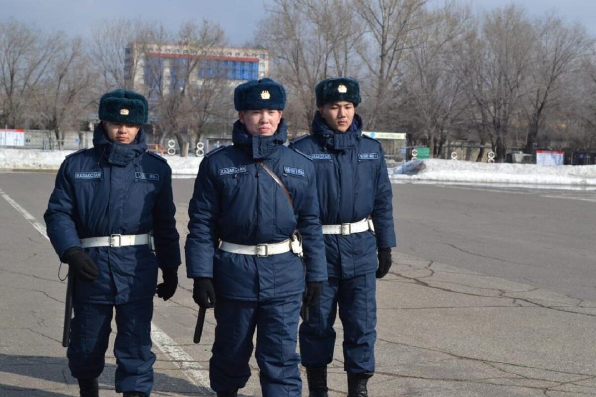 Гвардейцы спасли девочку от хулиганов в Уральске