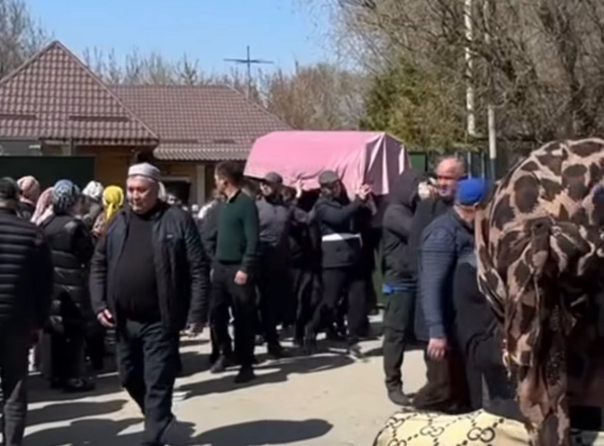Родные погибшей под колесами фуры девочки в Алматы требуют наказать водителя автобуса