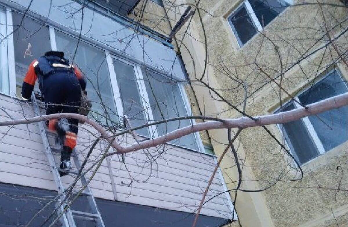 Огнеборцы МЧС эвакуировали 40 жильцов пятиэтажки в Уральске