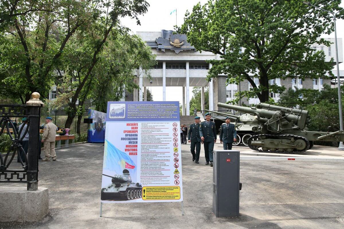 В Алматы открылся новый музей под открытым небом с легендарной техникой