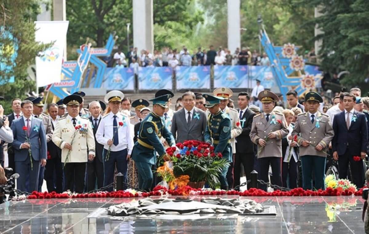 «Праздник со слезами на глазах»: Как в Алматы отпраздновали День Победы (ФОТОРЕПОРТАЖ)