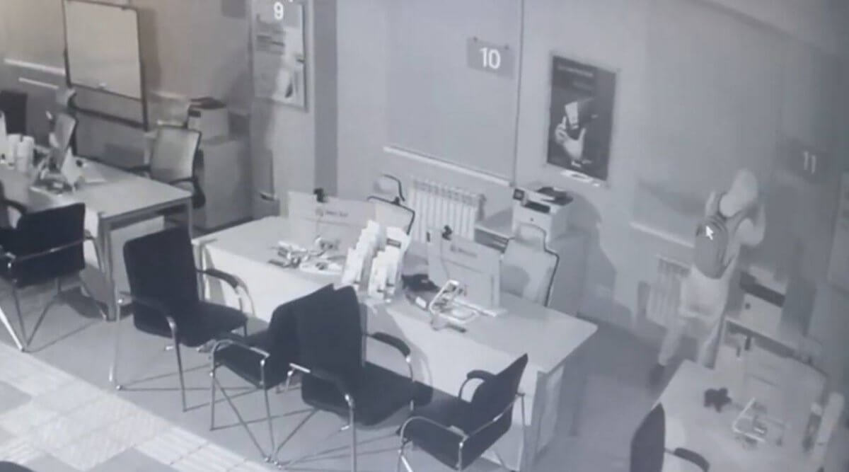 Мужчину, пытавшегося ограбить банк через окно задержали в Алматы