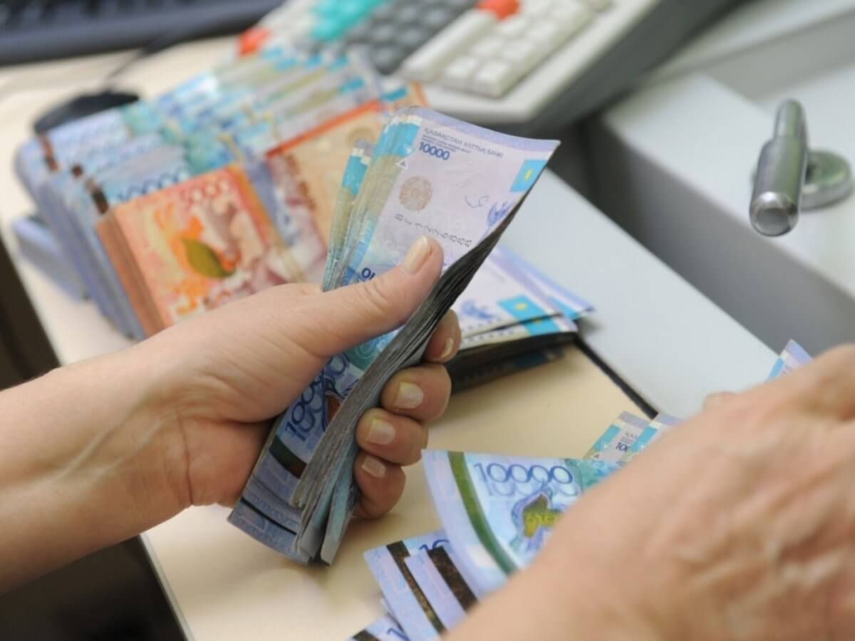 Средняя зарплата в Казахстане снизилась: сколько теперь зарабатывают казахстанцы и где платят больше всего