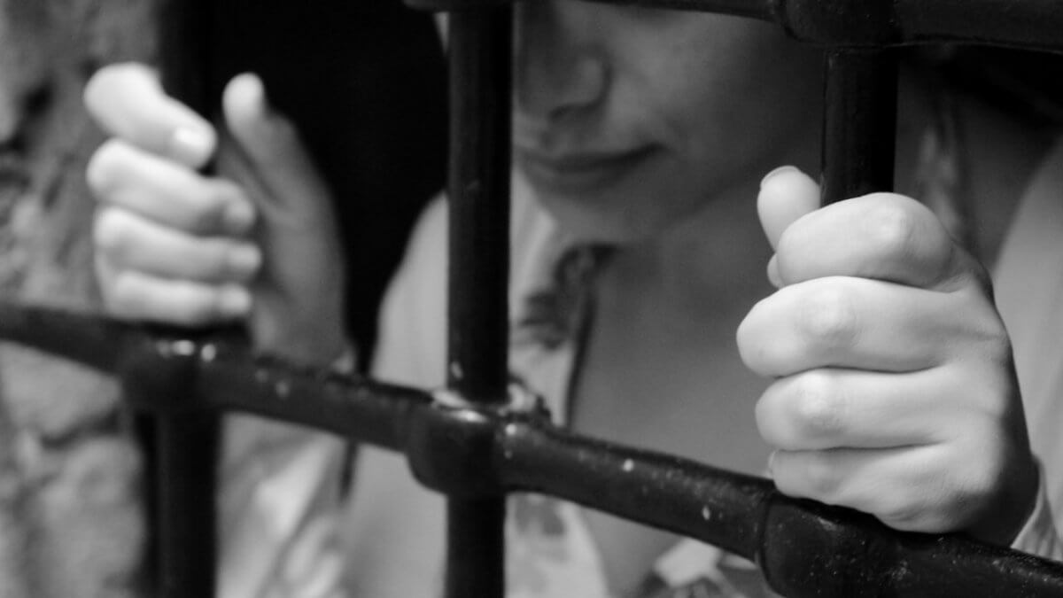 В Шымкенте полицейский обманом изнасиловал заключенную женщину