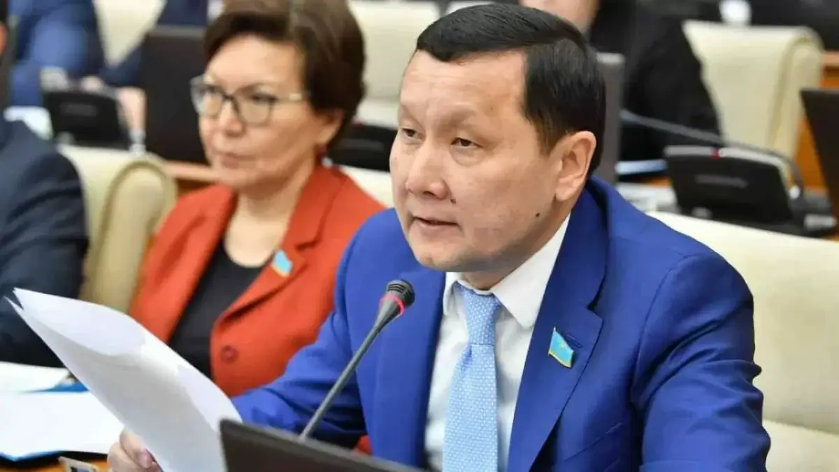 «Казахский язык потеряет статус» – депутат Абзал Куспан отреагировал на слухи