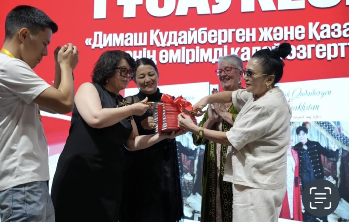 Фанат Димаша Кудайбергена из Швейцарии написала книгу на казахском языке