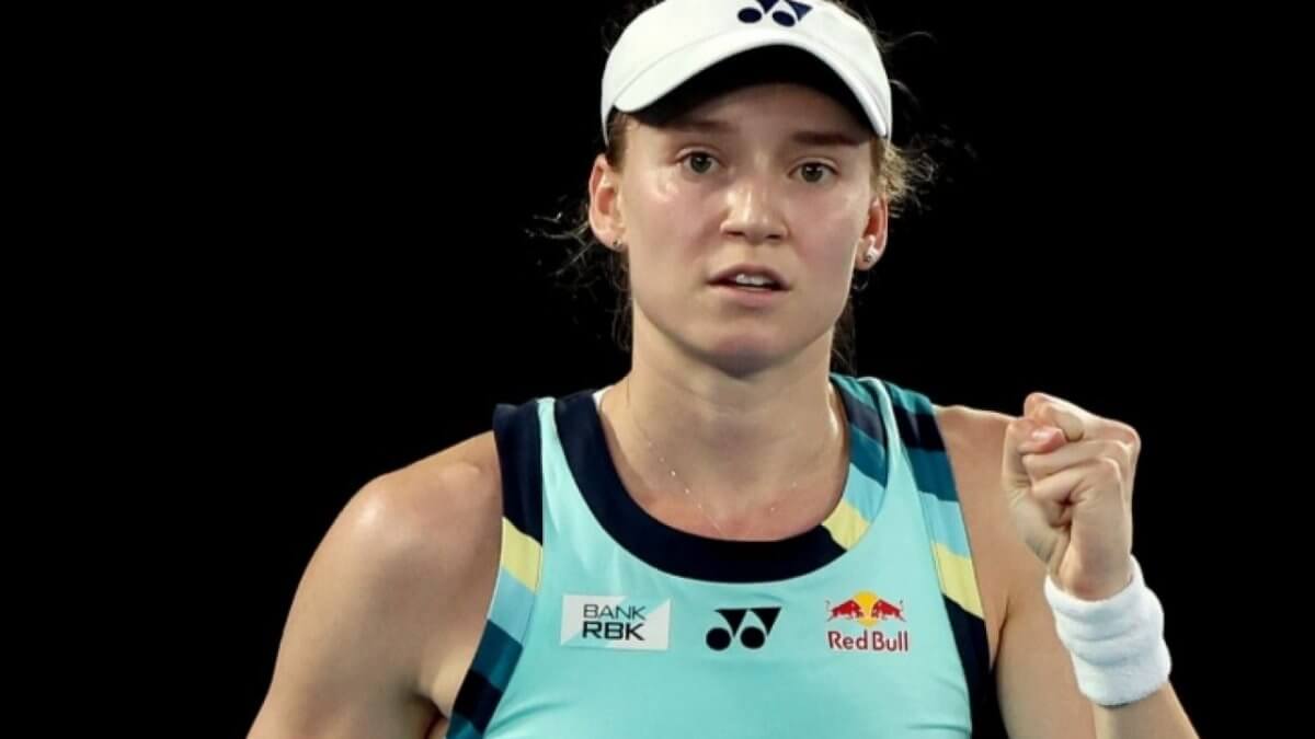 Елена Рыбакина разгромила Остапенко и вышла на встречу с Швентек на Roland Garros