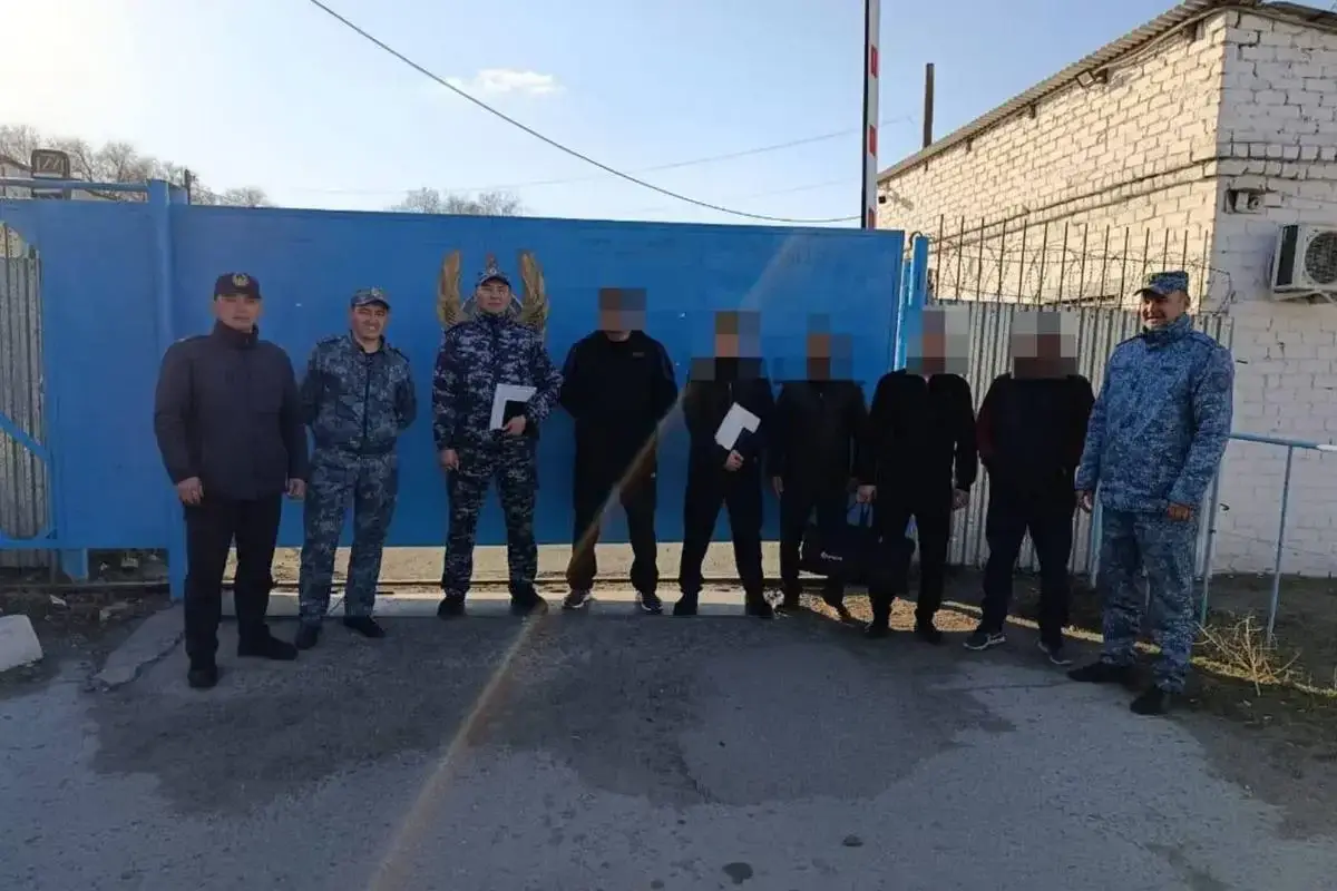 "Встреча у ворот колонии": семь лет не виделись братья в области Абай