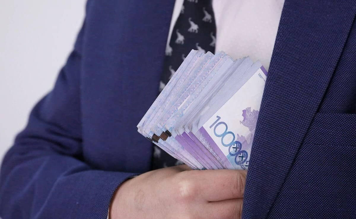 На ЗКО чиновник получил премию, несмотря на дисциплинарное взыскание