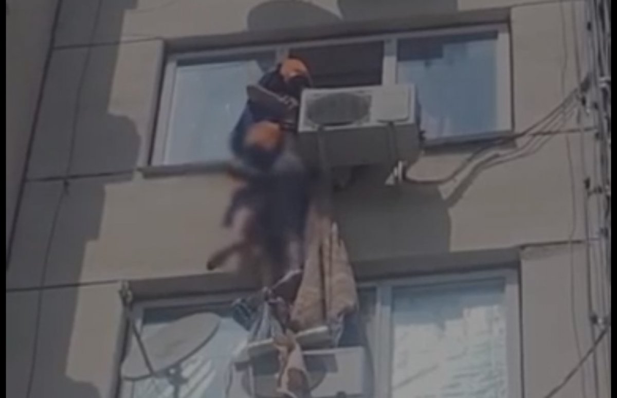 Спасатели ЗКО не дали спрыгнуть женщине с 5 этажа