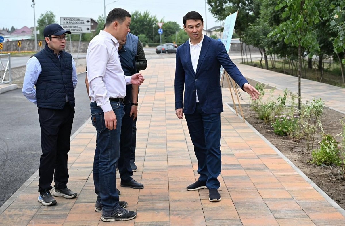 Дархан Сатыбалды недоволен заменой бордюров и асфальта без серьезных дефектов и повреждений в Алматы