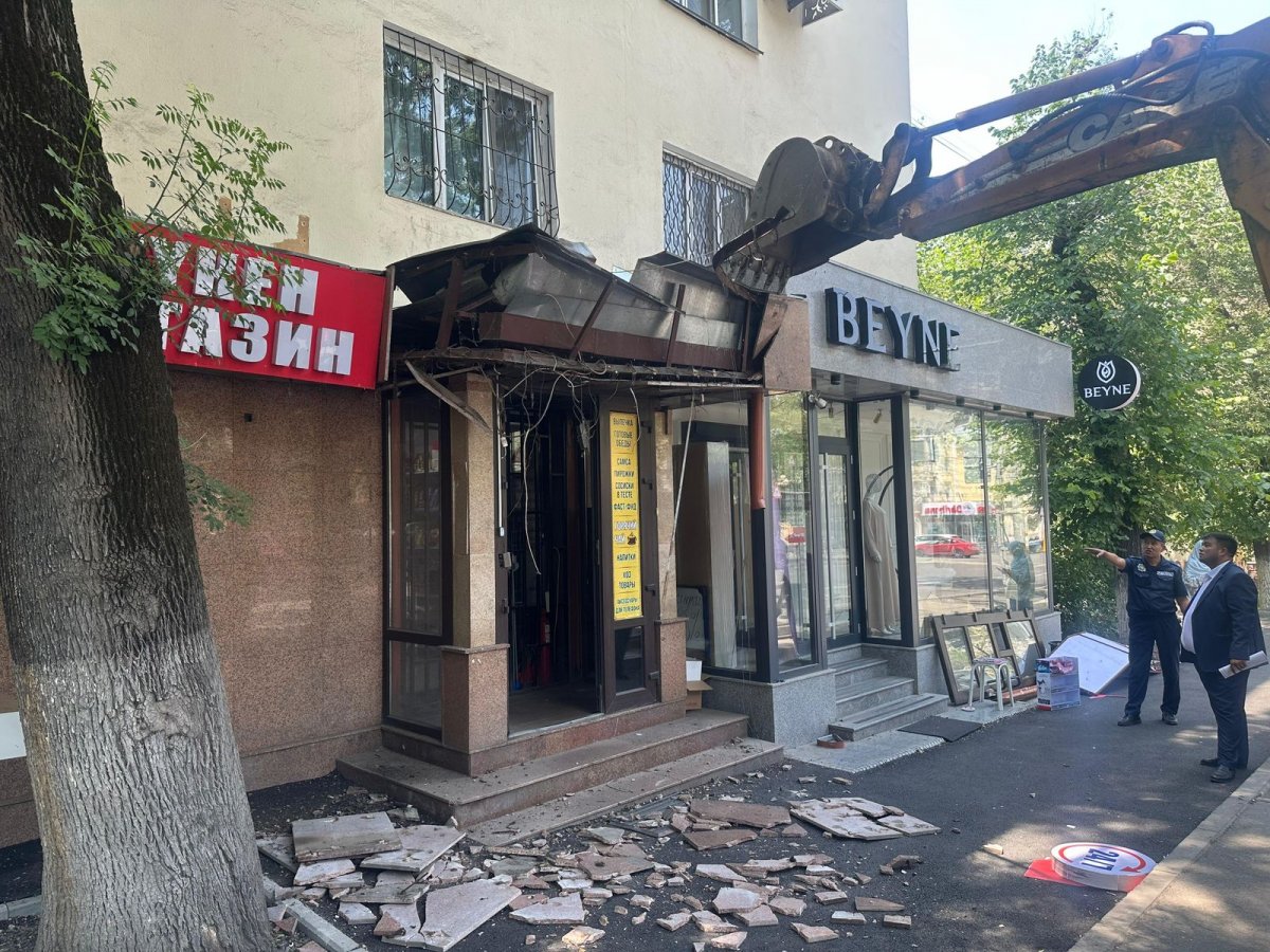 Сразу две пристройки к жилому дому сносят в центре Алматы