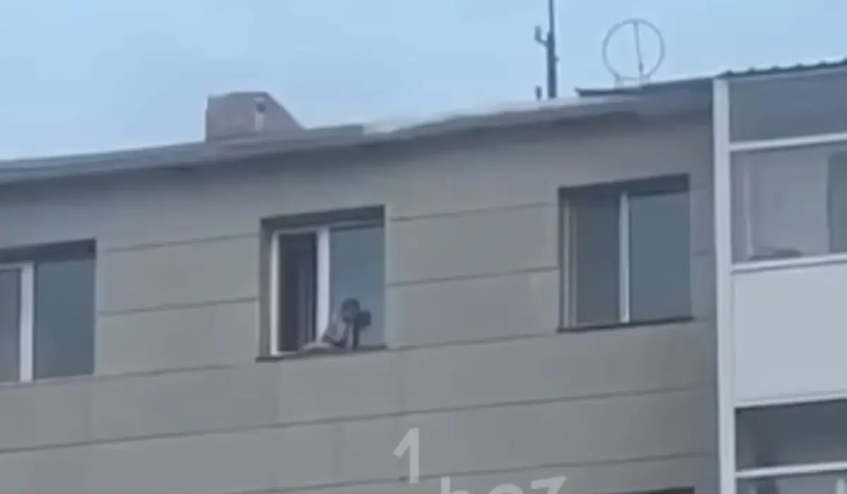 Ребенка видели на карнизе окна на высоте пятого этажа в Жезказгане