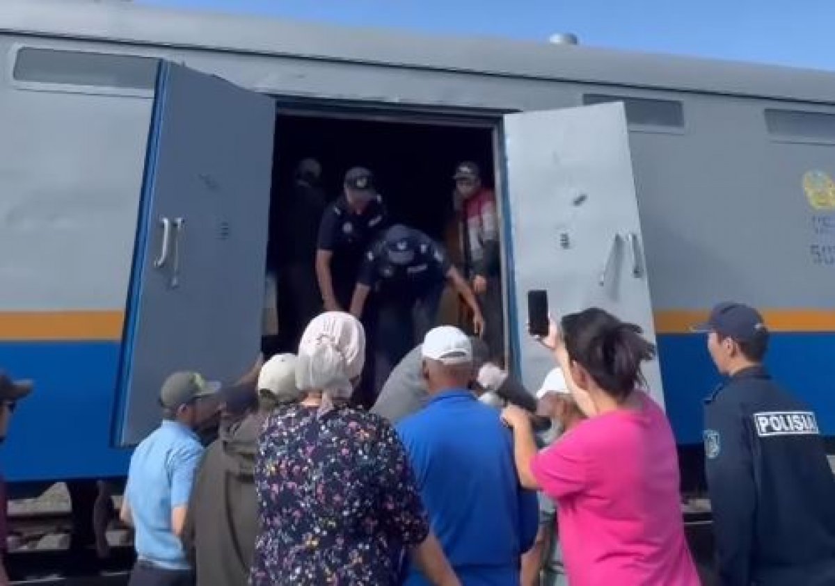Полиция, запреты и обвинения в адрес КТЖ: скандал с грузами в Шалкаре вызвал общественное возмущение