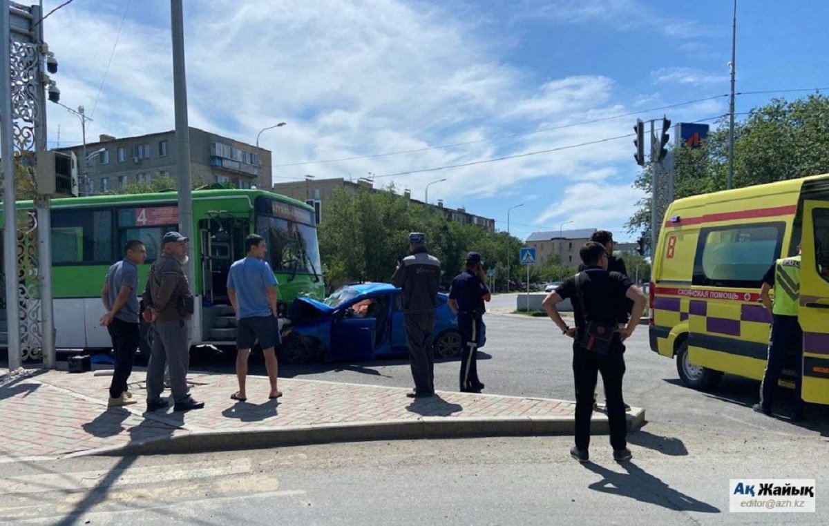 ДТП с участием общественного транспорта в Атырау – есть постравшие