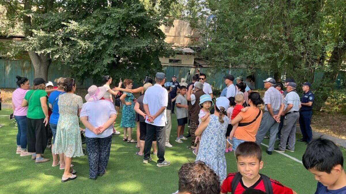 Пенсионер с ножом бросился на собак и спас мальчика в Алматинской области: ребенок лишился бедра и уха