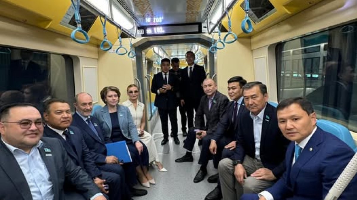 Депутаты сели в вагоны LRT и проверили их качество