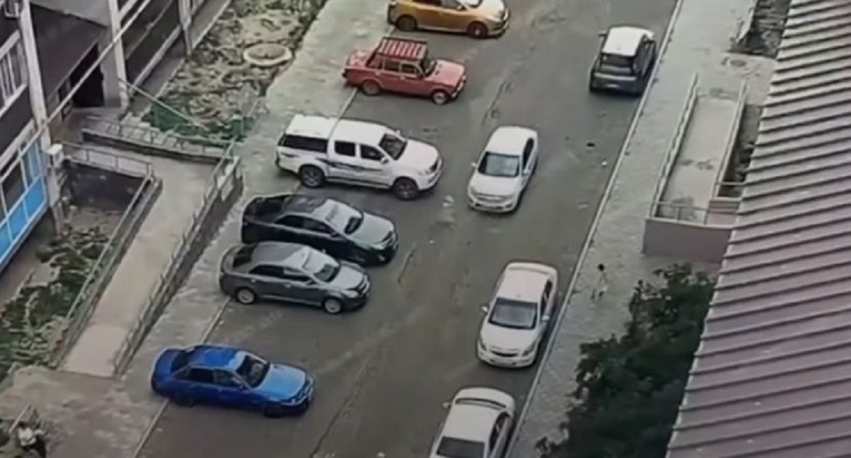 Двое маленьких детей попали под колёса автомобилей в Атырау