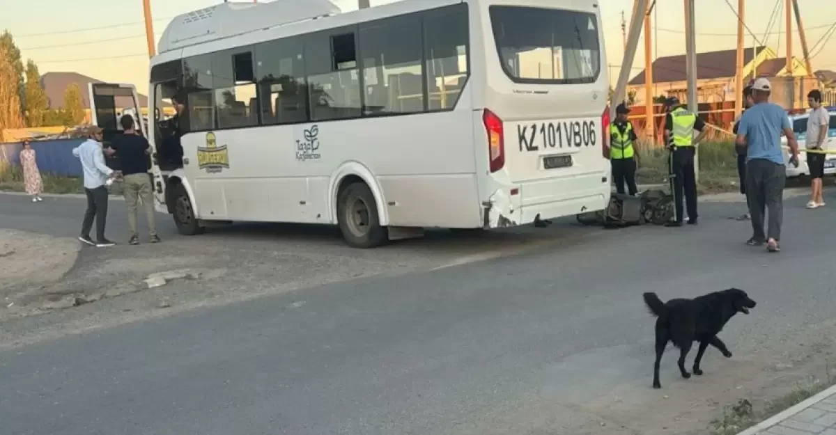 Трагедия на дороге: мальчик на мопеде врезался в автобус и погиб в Кулсары