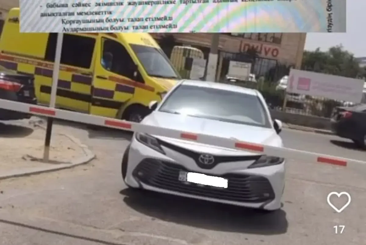 «Скорая не могла заехать»: нарушитель заблокировал въезд в детскую больницу в Актау