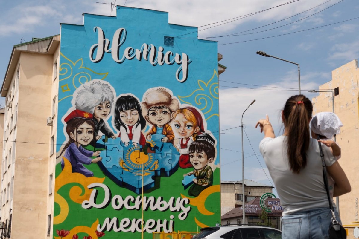 Пазл мира и согласия: художники Талдыкоргана украсили дом к 30-летию АНК