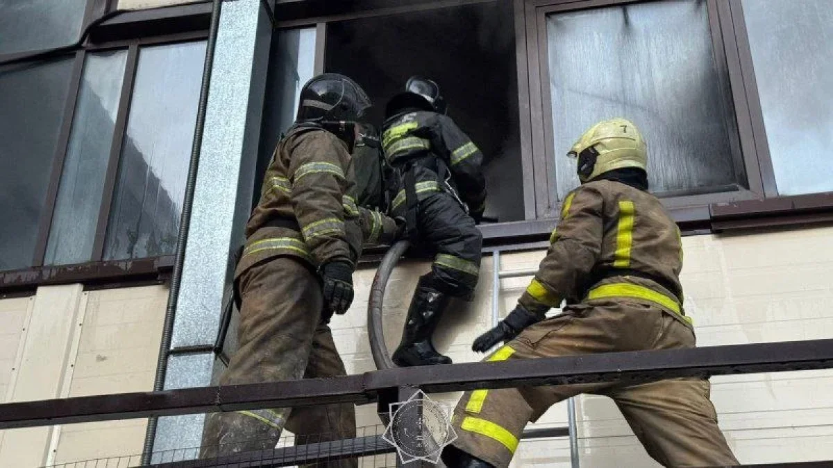 При тушении пожара на рынке «Биг Шанхай» в Астане пострадали трое спасателей