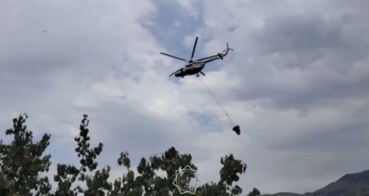 Пожар в Аксайском ущелье спасатели тушат с помощью вертолёта