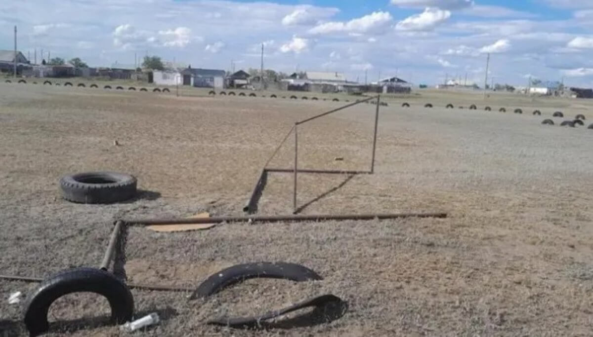 В Павлодарской области на ребёнка упали футбольные ворота: организаторов самодельного поля проверяет полиция