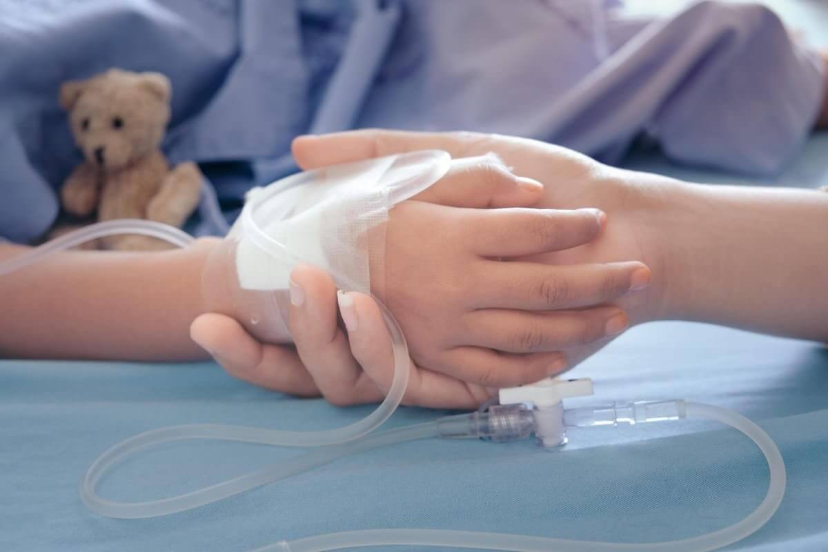Скончался младший из мальчиков, выброшенных из окна матерью в Павлодаре