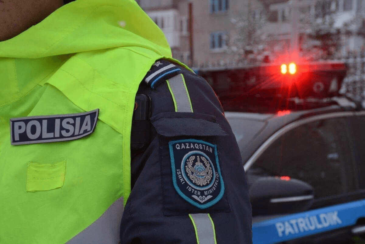 Мотоциклист погиб после столкновения с полицейской машиной близ Караганды
